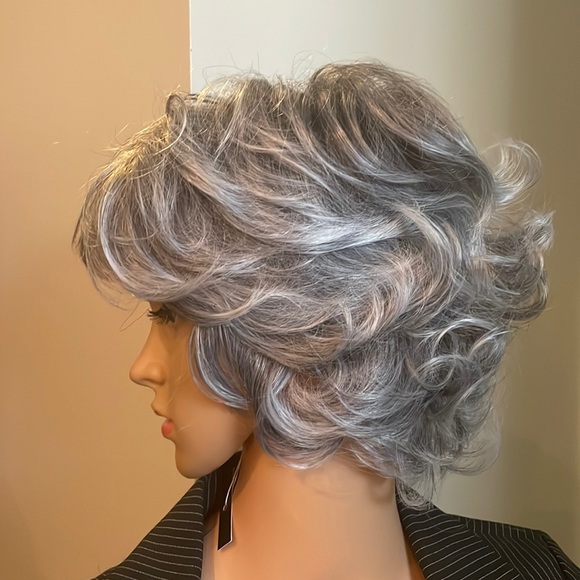 NWT 11” gray silver grey wavy short natural matte wig back curls - Picture 2 of 15